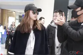 跑男团集体回京 邓超机场搞怪逗Angelababy图片