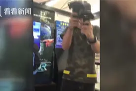 太沉浸了！小伙体验VR游戏 打碎屏幕还浑然不知图片