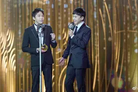 回忆杀！张杰10年后为俞灏明颁奖合唱《最美的太阳》图片