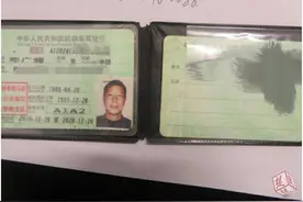 男子用已故弟弟的驾照开大货车，被交警查获图片
