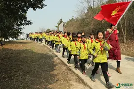 "特殊访客"入营门，新战士被"公主抱",这是咋回事图片