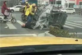 开封一三轮车被大风刮倒车主被压，外卖小哥伸援手暖人心图片
