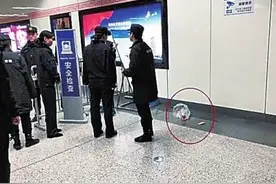 男子带金鱼上地铁被拦  宠物不能带上地铁 你怎么看？图片