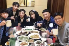 极限男人帮再聚首 张艺兴晒聚餐照图片