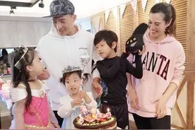 小泡芙公主装为妹妹庆生 替阿沁女儿戴皇冠暖心图片