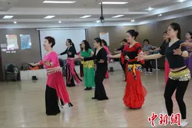济南大妈“组团”跳肚皮舞 活力摇摆堪比少女图片