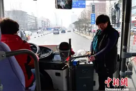 河北石家庄智慧交通出新招 刷手机可享公交免费图片