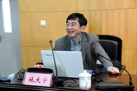 政协委员施大宁：推动教师分类评价，让教授自愿为本科生上课图片