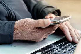 孤老网络征婚竟被“女友”拉去斗地主，不到一小时输了上万元！图片