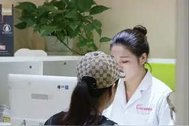 东莞女子隆胸后疼痛难忍 医生建议她取出假体 但她……图片