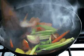 你家锅有这种现象，就要赶紧换掉，会慢性中毒！90%的人都忽略了图片