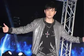 调皮！周杰伦演唱会跟歌迷互动 总之握不到手图片