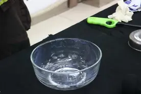 还随身带着免洗洗手液吗？实验证明：这玩意一点就着图片