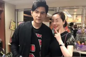 周杰伦与女粉丝合影 脸被P到变形图片