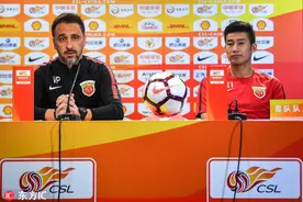 上海上港赛前新闻发布会 佩雷拉携于海出席露标致挑眉表情图片