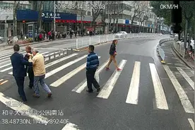 暖心40秒，两位盲人正过马路，公交司机果断停车“帮一把”图片