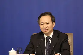 新组建的生态环境部与环保部职能有何区别 环保部部长回应视频封面