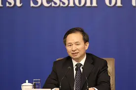 新组建的生态环境部与环保部职能有何区别 环保部部长回应视频封面