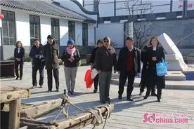 “毛主席管家”到全国最高毛主席铜像前缅怀历史图片