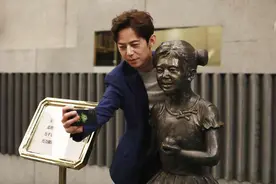 “兄妹”同框！何炅和神似自己的雕像合影 玩性大发图片