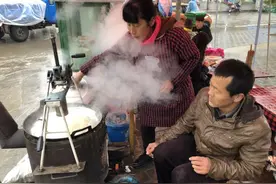 两口子雨中赶会卖饸烙 味道超赞五元一碗却没生意图片