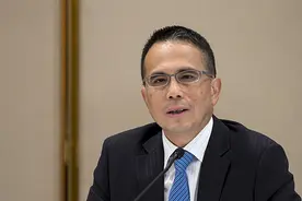 54岁站上前台：长于李嘉诚光环之下的长和系“太子”李泽钜图片