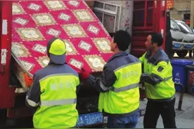 兰州城关区环卫局呼吁：废旧家具不要乱扔 最好投到指定地点图片