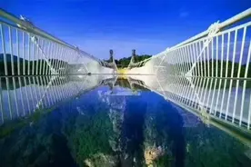 张家界玻璃桥营业时间调整 天门山扶梯恢复收费图片