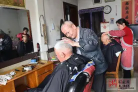 杭州夫妻档理发店专剃“老年头”远近闻名图片