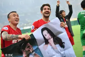 帕托亚冠收获进球 赛后举与迪丽热巴合影庆祝图片