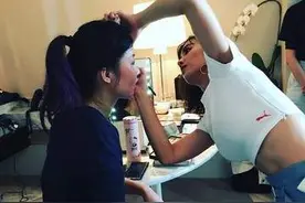 蔡依林边帮人化妆边蹲马步 露紧实马甲线图片