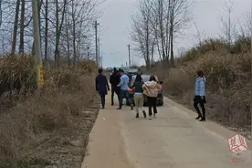 姐妹俩替父亲出头，邀约6人殴打他人，父女三人均被拘图片