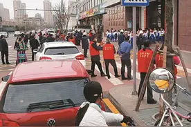 校门口有人让小学生上车带路？图片