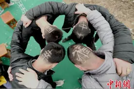 百名民众杏花林中剃“龙”头 网友结伴剃出“幸福中国”图片