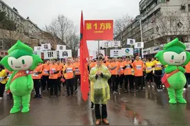 兰溪农商银行助兰溪第四届国际乡村马拉松赛“沸腾开跑”图片