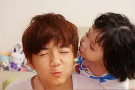 年龄相差10岁以上的兄妹，哥哥对妹妹无限宠溺图片