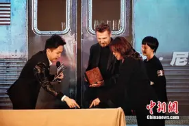 这位好莱坞男星新片再度“营救” 称想和巩俐合作图片