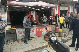 父亲打架被警察带走 ，儿子帮他出气派出所内打错人，爷俩都被拘图片