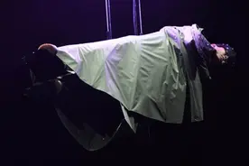 林俊杰live戴面具穿蝙蝠装 唱情歌引大合唱图片