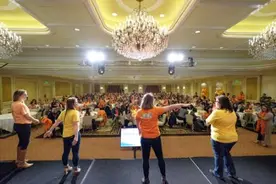 中文到底有多火？200名老外齐诵唐诗《登鹳雀楼》图片