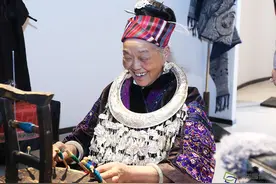 北京ING | 苗族绣娘园博园里月入过万 这位奶奶很时尚图片