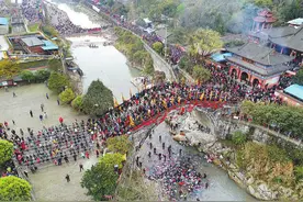 绵阳“雎水踩桥”：20余万群众踩过太平桥 祈祷风调雨顺图片