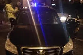 抗拒检查被强行破窗，酒驾男子：没想到这大雨还有交警查图片