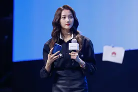 关晓彤获助理跪地举话筒 秀超长美腿圆脸抢镜图片