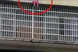 四川3岁女童找妈妈从五楼阳台坠下，街坊用被子拉救生网接住图片