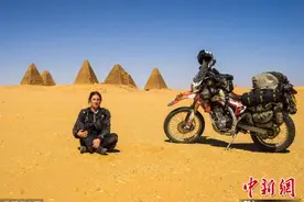 英国42岁祖母骑摩托游遍七大洲图片