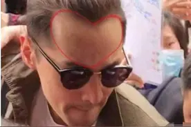 胡歌晒心形发际线 答谢粉丝花式应援图片