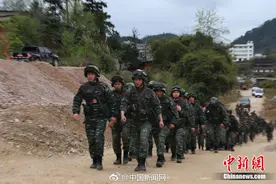 小朋友放学路遇武警叔叔 敬军礼乖又萌！图片