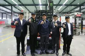 首批湖南产魔爪饮料在中可华中公司下线 为湖南消费者带来畅爽体验图片