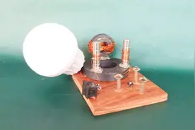 在磁铁上绑上线圈，用来点亮灯泡，不管到哪都可以用